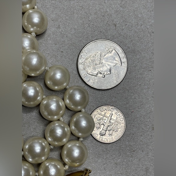 Hand Knotted 13.2mm Faux Pearl Vntg Necklace. Gold tone Deco fish hook clasp - Picture 6 of 7
